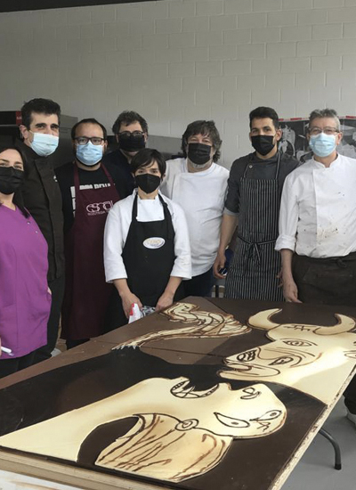 Pasteleros vascos recrean en chocolate el Guernica de Picasso a tamaño real