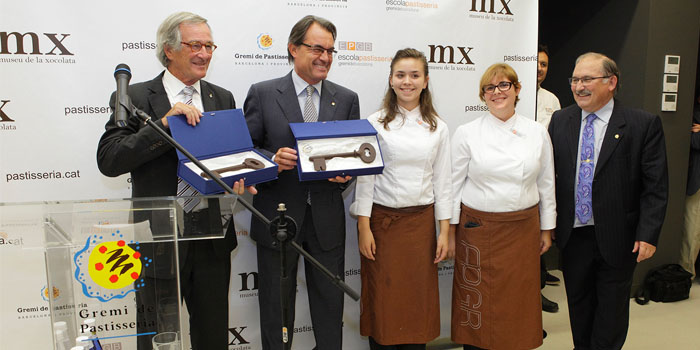 El alcalde Xavier Trias y el presidente Artur Mas recibieron las llaves de chocolate conmemorando la inauguración de la residencia