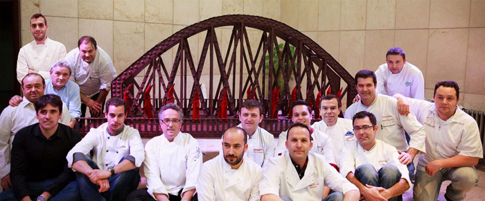 Pasteleros en Acción presentan el puente de hierro de Murcia en chocolate