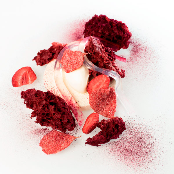 Fresa, remolacha, yogur y vainilla rosa de Darren Purchese