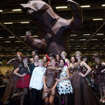 Las modelos del desfile del Salon du Chocolat  posando frente a la pieza