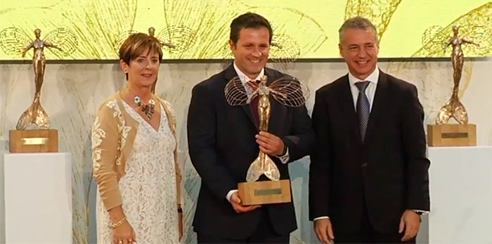 Javier Aramendia recogiendo premio Euskadi 2016