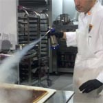 Marc Balaguer y el equipo español introducen por primera vez la técnica del nitrógeno en un campeonato de pastelería