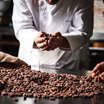 Jordi Roca sujetando cacao