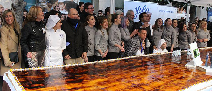 Casa Ysla elabora la tarta de piononos más grande del mundo