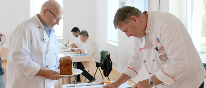 Miembros del jurado evaluando el panettone