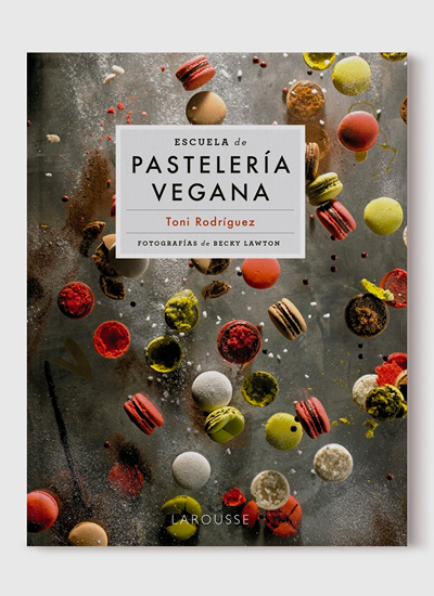 Todos los secretos de la pastelería vegana de Toni Rodríguez en un libro