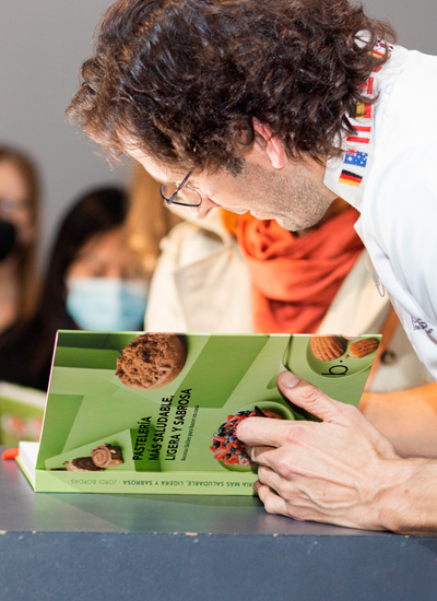 La pastelería saludable a debate en la presentación del primer libro de Jordi Bordas 