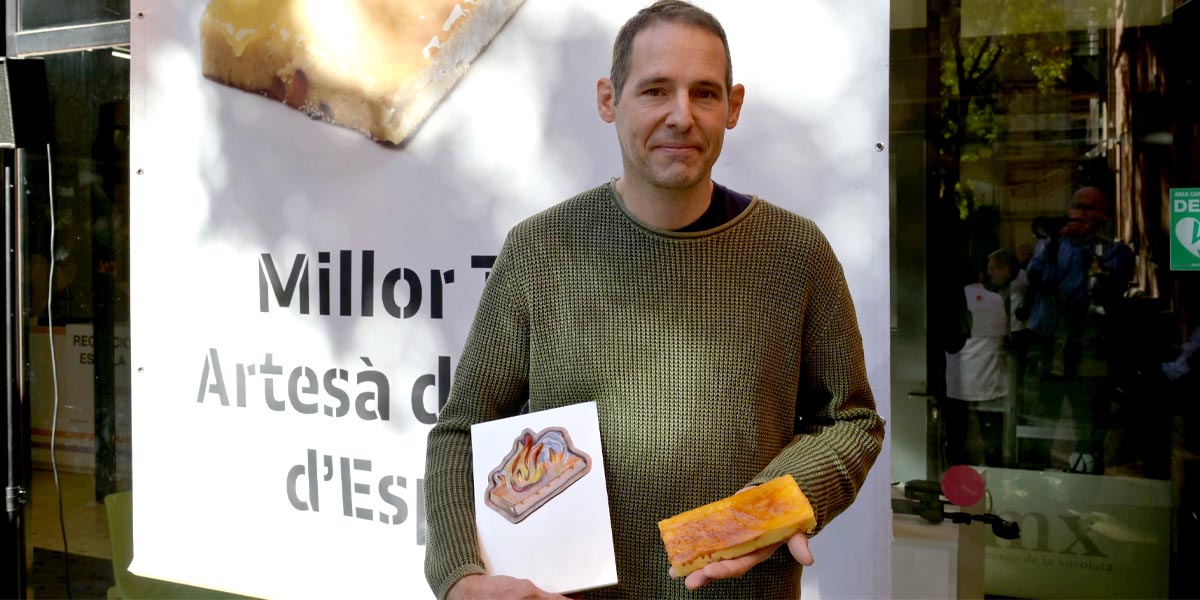 Toni Roig recogiendo el trofeo para la pastelería La Colmena de Barcelona