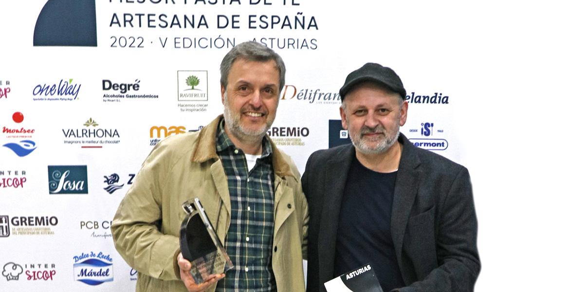 Eric Ortuño y Jaime Rodríguez en el momento de recibir el Premio a la Mejor Pasta de Té 2022