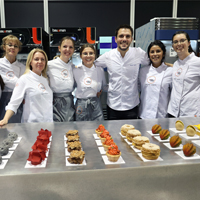 Miquel Guarro al final de su taller con alumnas de la Escuela de Pastelería de Valencia