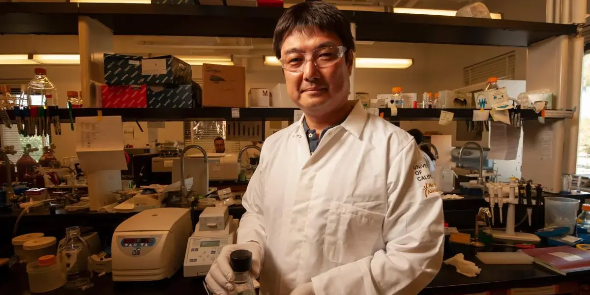 Shota Atsumi profesor de químicay autor del artículo