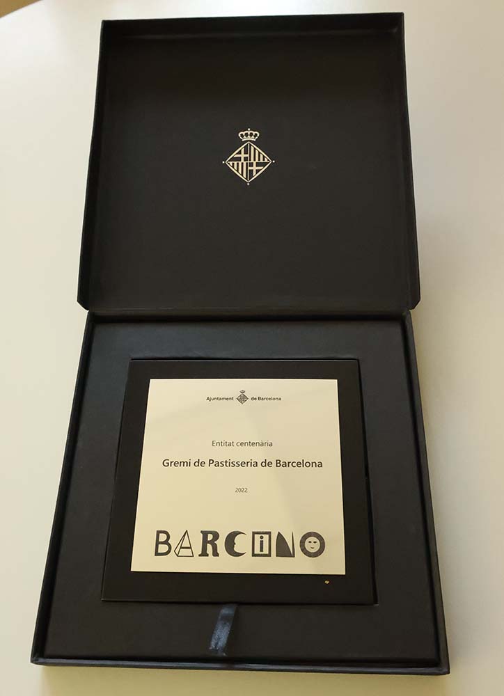 La placa que reconoce al Gremio de Pastelería de Barcelona como entidad centenaria