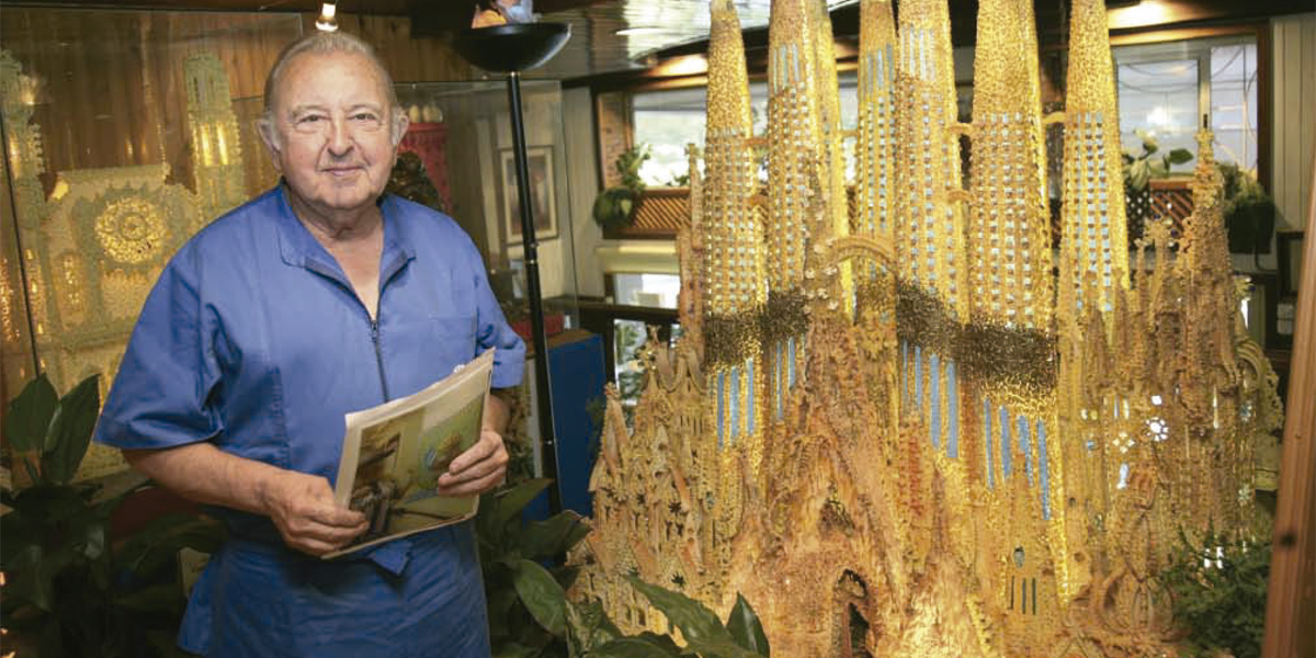 Lluís Muixí con una réplica de la Sagrada Família de chocolate