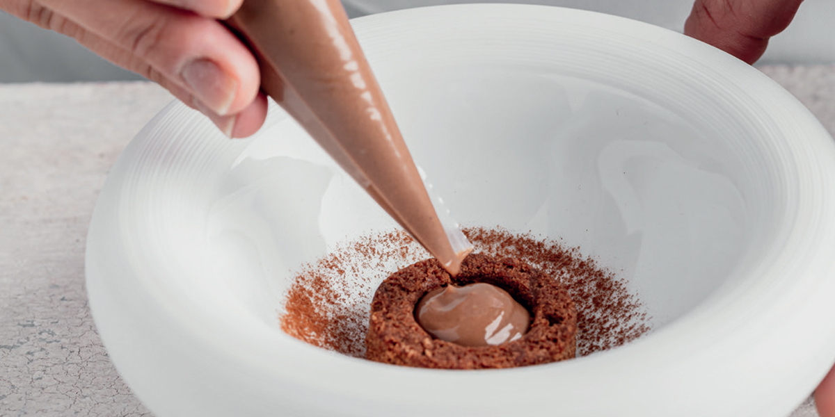 Postre en plato con cacao en polvo