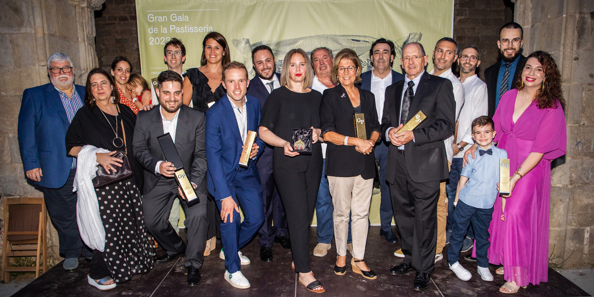 Foto final de los premiados en la Gala de la pastelería catalana