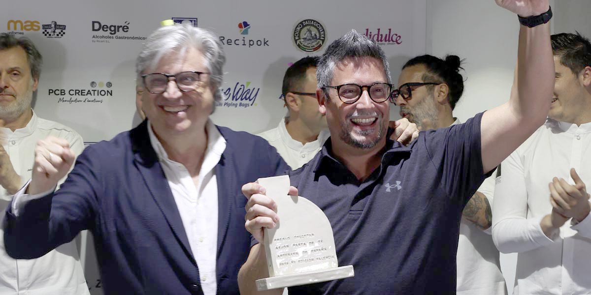 Jordi Farrés recogiendo el premio como ganador de la Mejor Pasta de Té 2024