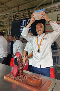 Pachi Larrea recibe trofeo mejor tarta de chocolate