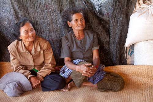 Dos mujeres expropiadas por plantaciones de azúcar en Camboya (Laura Villadiego)