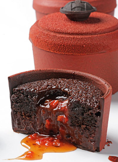 Pastel individual 'Le Creuset' de chocolate, pimiento rojo y frambuesa de Albert Roca
