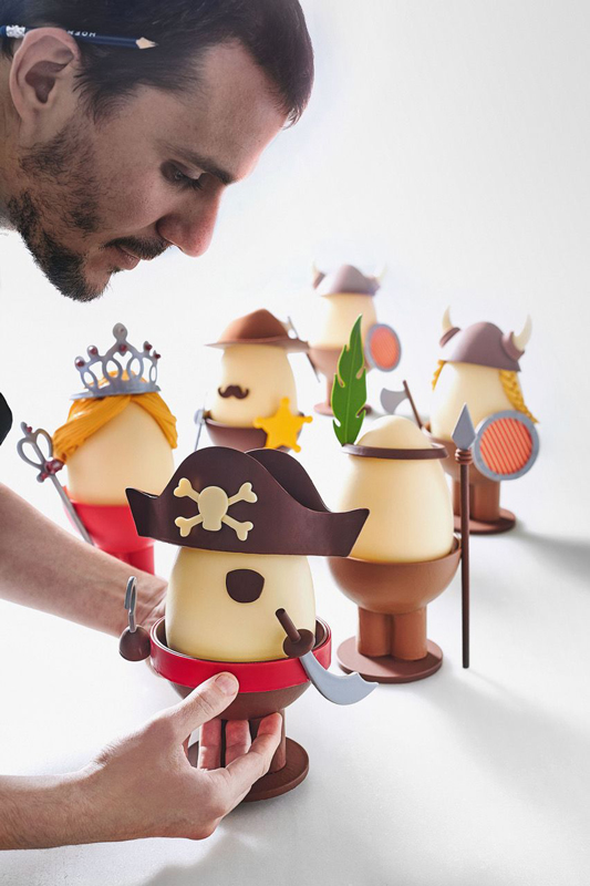 Miquel Guarro con sus creaciones de Pascua