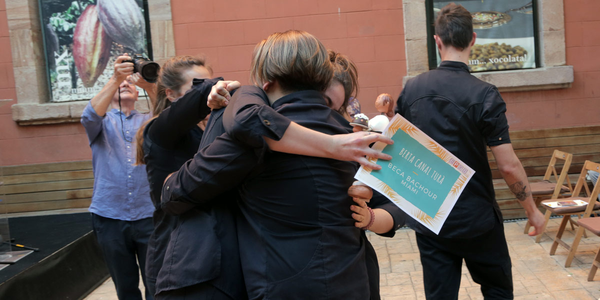 Estudiantes de la EPGB abrazados
