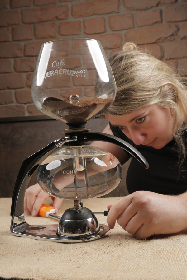 Ana Morales preparando cafe de sifón