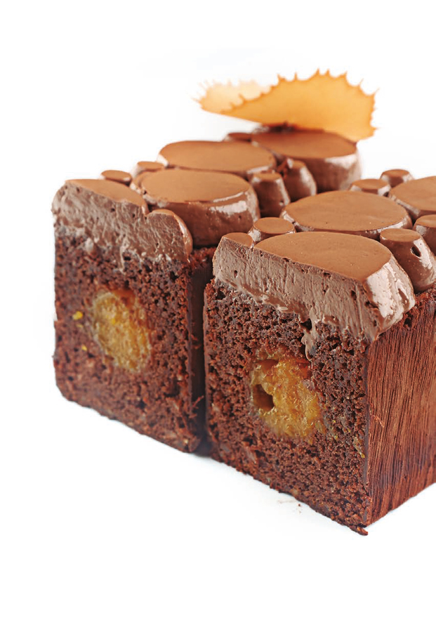Corte del cake de chocolate de Isaac García