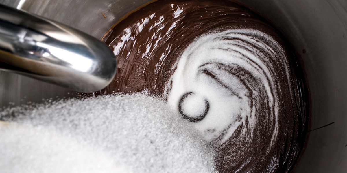 añadir azúcar para elaborar la crema untable de chocolate