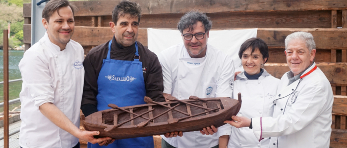 Los pasteleros guipuzcoanos replican en chocolate una chalupa ballenera del siglo XVI