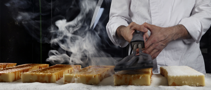 Solo una persona conoce los secretos del mejor turrón de yema quemada de España 2022